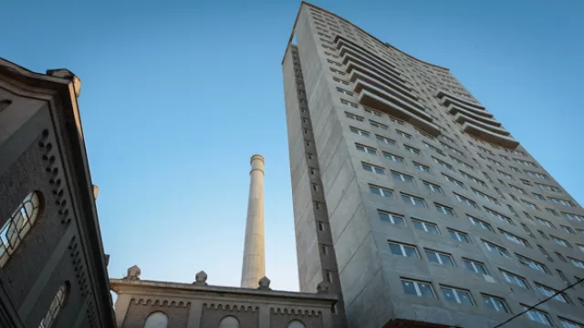 La primera de las cinco torres del proyecto está casi terminada.