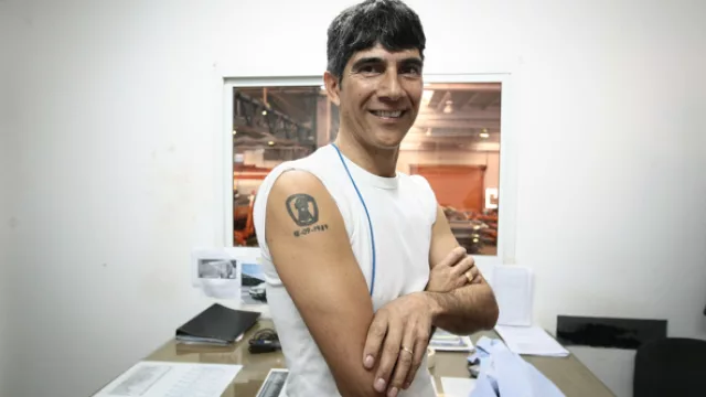 Más que la camiseta de la empresa. 'Didí', uno de los supervisores de la fábrica, muestra con orgullo un tatuaje con el logo de Agrometal.