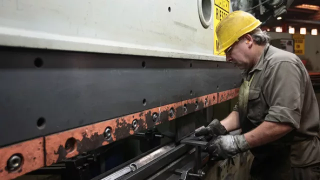 Un operario del área de plegado realiza entre 150 y 200 piezas por turno.