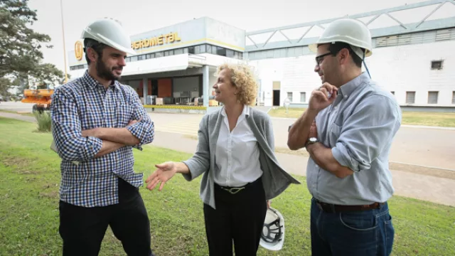 Rosana Negrini y Darío González, responsable de ingeniería de producción, explican detalles de la fabricación que se realiza en la planta de Monte Maíz.
