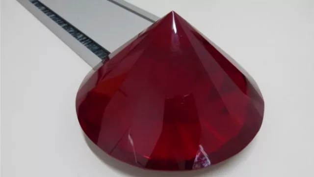 Las chicas creen mucho en las energías, por eso tienen sus amuletos como esta pirámide para atraerlas.