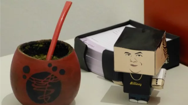 El ´Carli de bolsillo´ es parte de la creatividad que el equipo sumó a la web del hijo de la mona. El muñequito se puede descargar en el sitio.