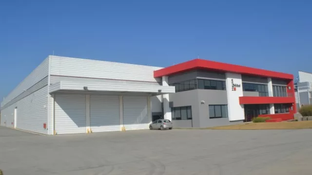 Este año, la empresa incorporó una máquina italiana pegadora de canto con sistema 'Airfusión', única en Argentina.