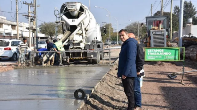Mestre recorrió la obra de ensanche de avenida Duarte Quirós