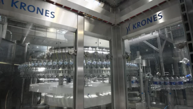 Una de las líneas tiene capacidad para embotellar 20.000 unidades por hora.