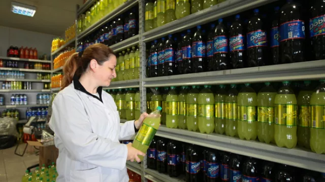 Cecilia Luna, responsable de control de calidad del área de microbiología, explicó el proceso productivo de la empresa. 