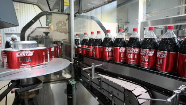 La empresa también embotella para otras firmas, varias del rubro del supermercadismo.