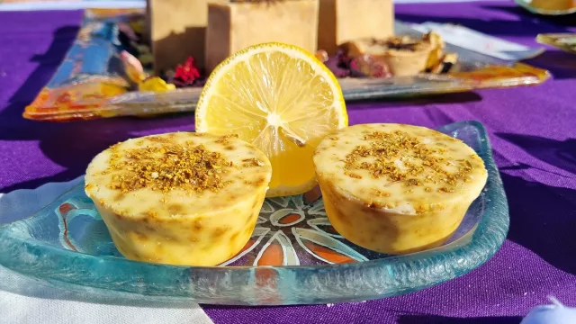 Crearon un emprendimiento reciclando aceite comestible para realizar jabones naturales