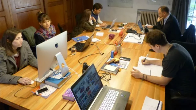 En el comedor de la gran sala de entrada trabaja todo el equipo de la agencia.