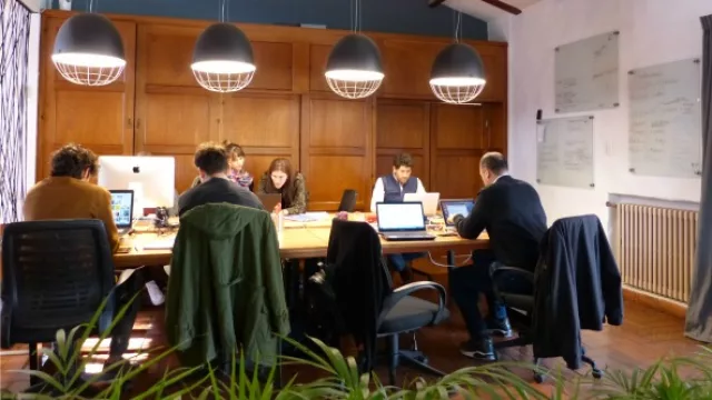 No hay oficinas privadas de los directores porque apuestan a la horizontalidad.