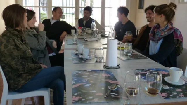 Para dar esa impronta de hogar, una vez por semana un miembro del equipo cocina para todos.
