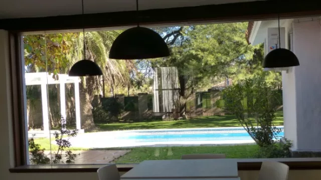 La casa se ubica en Rafael Núñez al 5400
