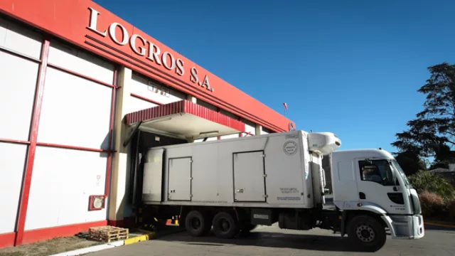 Un camión con una carga que va destinada a  Europa sale desde Río Segundo.