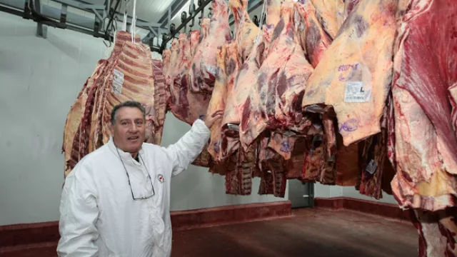 El jefe de planta, Eduardo Cañete, cuenta a InfoNegocios cómo se preparan los cortes de exportación.