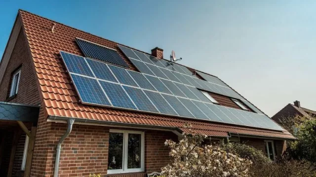 Cuánto cuesta colocar un panel solar en tu casa para generar tu propia energía (y ahorrar en la factura de luz)