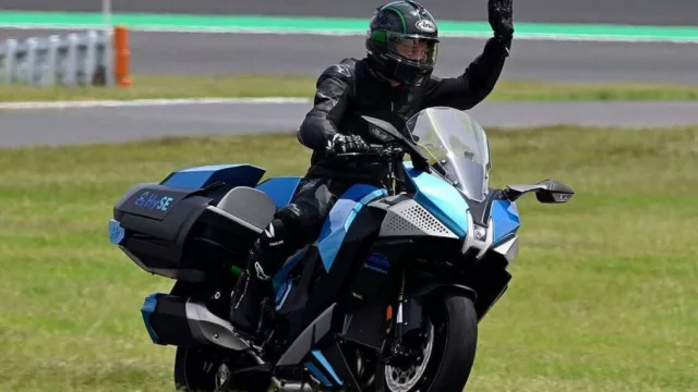 La primera moto con hidrógeno de Kawasaki brilla en su exhibición