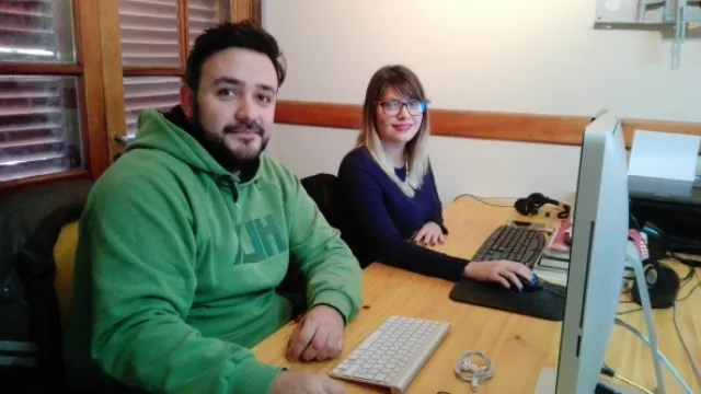 David Toranzo es diseñador gráfico, Brenda Buté es la techie del equipo y quien entiende naturalmente el código de las redes