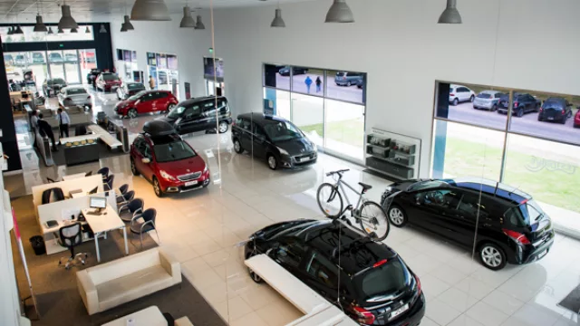 El salón de ventas de Avant, en Autocity, con la gran variedad de modelos de la marca Peugeot.