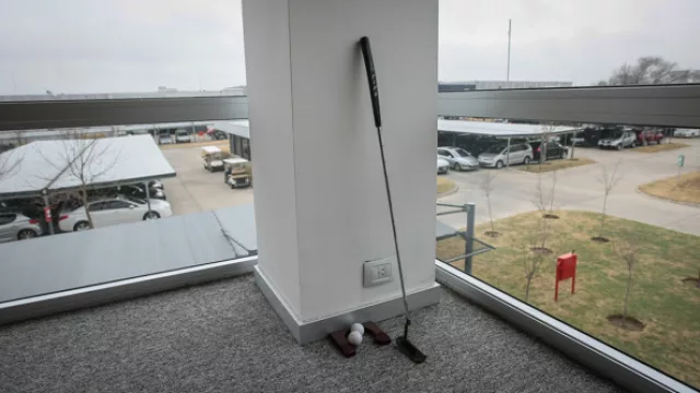 El golf es la otra pasión del presidente de Autocity, quien a veces aprovecha para practicar en su propio despacho.