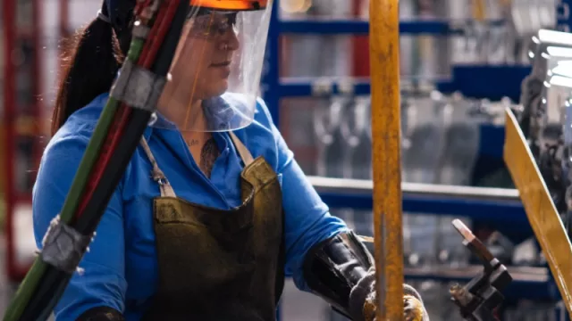 Camino a los 70 años de la Fábrica de Santa Isabel, Renault pone el ojo en la ecomovilidad y sus políticas de sustentabilidad (octavo reporte “verde”)