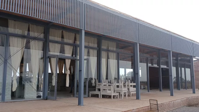 En el norte cordobés (y sobre el Camino Real) Colinas Golf  suma infraestructura: driving, café, sala de convenciones y ¿parrilla?