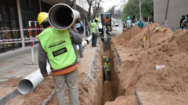 Mestre visitó las obras de cloacas del Portal de Güemes