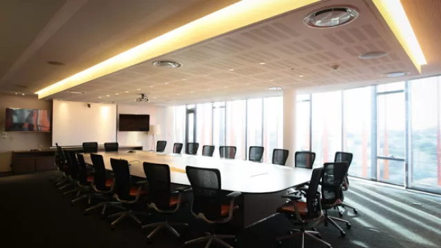 La iluminada sala donde se reúne el directorio de la compañía.