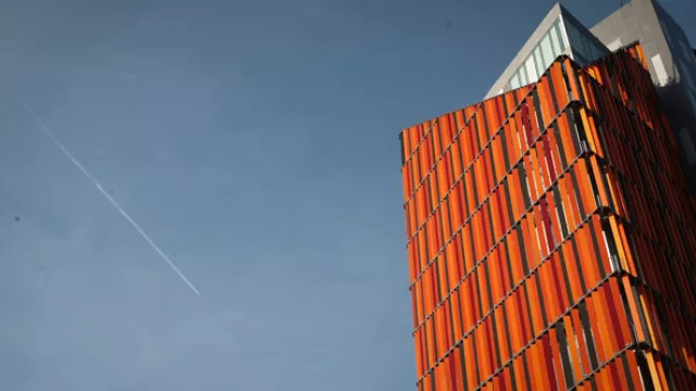 Casa Naranja muestra una arquitectura moderna...