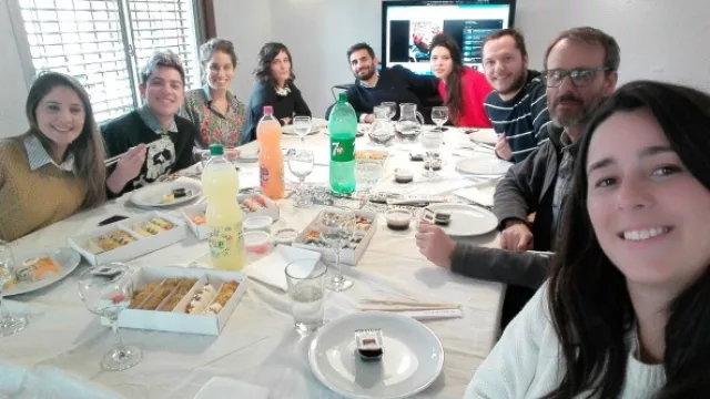 La sala de reuniones  de la agencia también sirve de espacio para los almuerzos comunitarios del equipo.