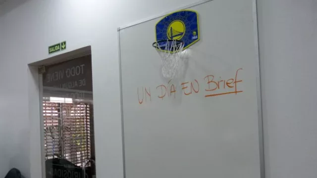 El equipo trabaja en un espacio común no hay boxes ni oficinas