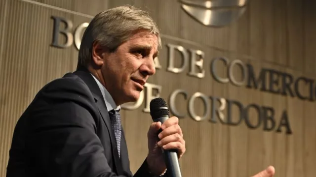 ”Vamos a sacar el impuesto al cheque, las retenciones y el doble IVA" (Luis Caputo en la Bolsa de Comercio de Córdoba)