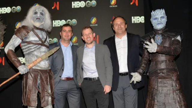 Julián Rodríguez, Colsecor; Juan Pablo Mon, Naranja; Gonzalo Sternberg, HBO; junto a los personajes de GOT. 