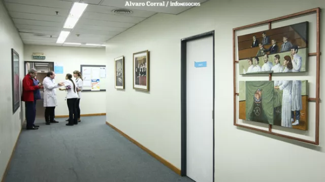 Un grupo de profesionales dialoga en los pasillos del hospital central. En el Hospital Privado trabajan más de 800 médicos.