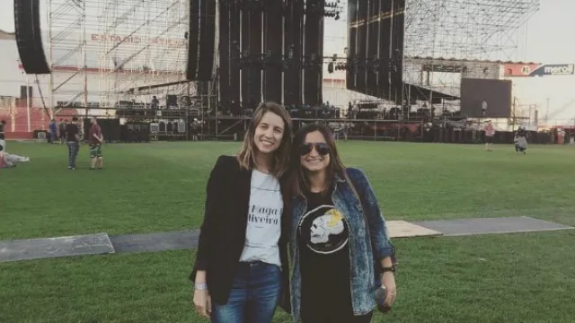 Belén Di Tella (izquierda) en la previa de los que fue la cobertura del recital de Aerosmith en Córdoba.