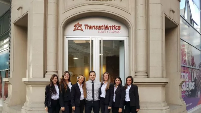 El equipo de Transatlántica en el frente de su nuevo local en Nueva Córdoba.