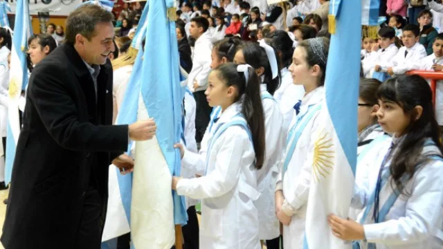Los niños de las escuelas municipales prometieron lealtad a la bandera