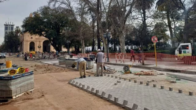 Más espacio peatonal: avanza el adoquinado y está casi completo el ensanchamiento de la vereda en la calle 27 de Abril