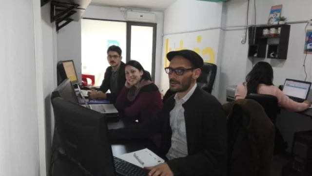 Mathieu, Nati y Pablo trabajan de 10 a 18hs y Flor e Ismael llegan luego del mediodía