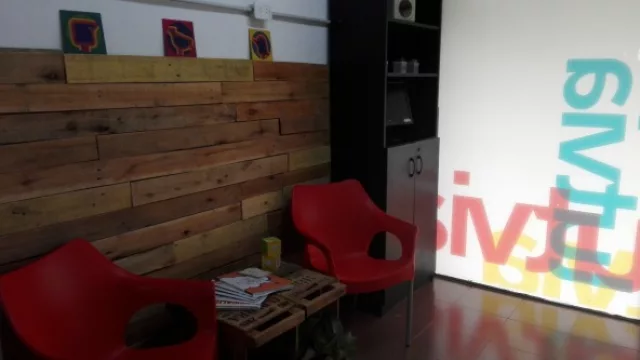 La agencia hace un año que funciona en el barrio y al principio los vecinos espiaban para saber qué iba a funcionar ahí