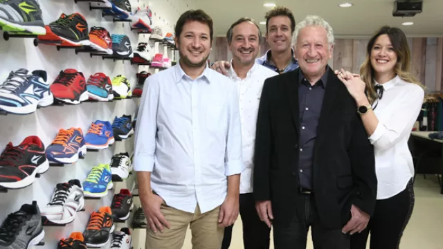 En familia. Los Rossetti posan en el showroom de su casa central en Marcos Juárez.