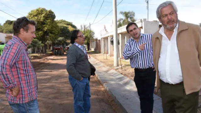 El intendente Mestre visitó barrios del noroeste para supervisar obras de pavimentación