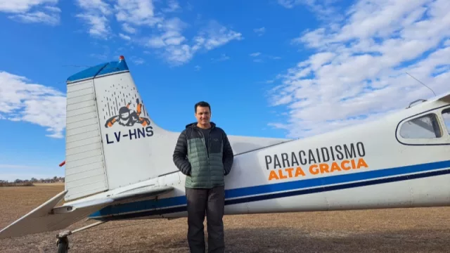 ¿Te querés tirar en paracaídas? Adrenalina garantizada: Paracaidismo Alta Gracia (500 saltos de bautismo al año)