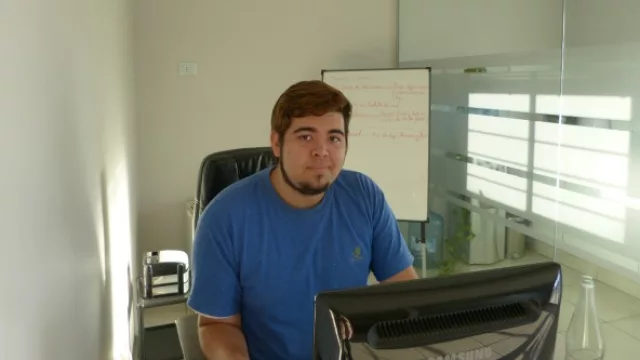 Emanuel Prado, es diseñador gráfico y brinda soporte en la comunicación institucional.