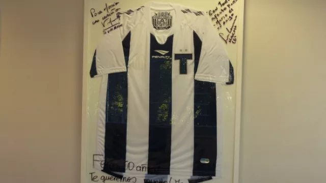 Amor de familia y por la camiseta, regalo por los 60 de Mario de su esposa e hijos.