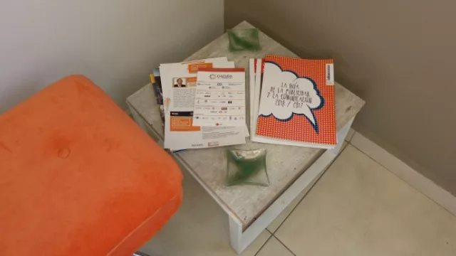 La guía de la publicidad presente en la recepción de Ayi Vía Pública.