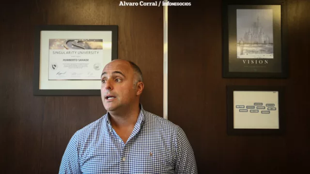 Detrás, el diploma de la Singularity University. Sahade fue uno de los pocos cordobeses que visitó la universidad americana.