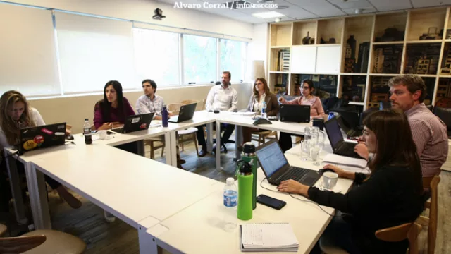 Teleconferencia. Los mandos medios de Apex repasando los datos operativos de los 13 sites que posee en seis países.