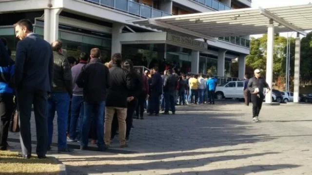 Locura por la subasta de los iPhones del Banco Ciudad (el hotel del ACA quedó chico y ya planean otra edición)