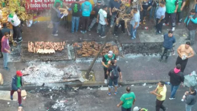 El fin de semana frente al Instituto Oulton, afiliados al Surrbac hicieron un asado.