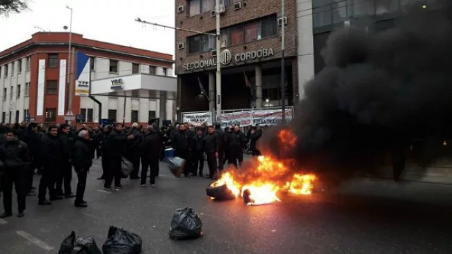 Los choferes quemaron gomas frente al Insituto Oulton y a 20 metros de una estación de servicio.
